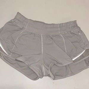 Lululemon Hotty Hot Short 2.5 Size 2 White
